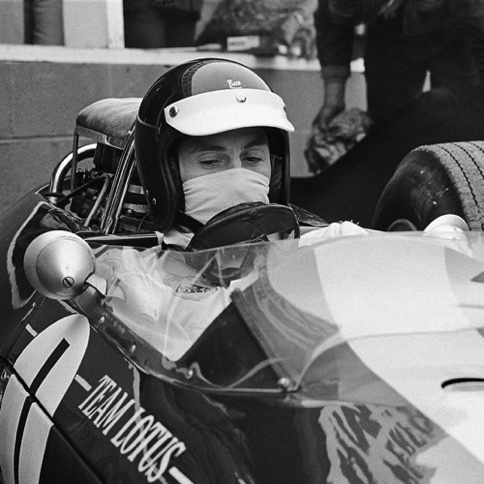 Jim, pensif, dans le cockpit de la Lotus 33